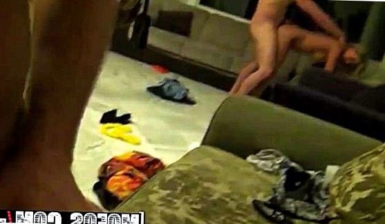 Старенький препод был только с виду дряхлым, но его член стоял как у молодого! Поэтому он переодически приглашал к себе домой сексапильных учениц для домашних утех :), порно видео