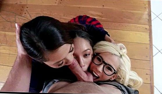 Молодые 18+: Девушка едет на лошади в весьма откровенном наряде и моется прямо под открытым небом, порно видео
