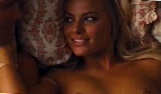 Чувак покатал свою шалаву на лоховском мопеде, а потом привез её в байкерский клуб и выдрал её пьяную на барной стойке, порно видео