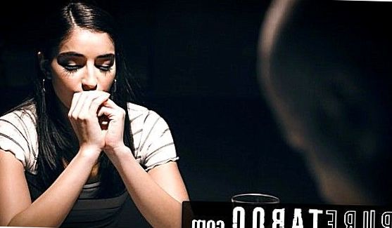 Ее начинили большим членом, долго и интенсивно долбили, а после этого залили всю спину и ягодицы спермой, порно видео
